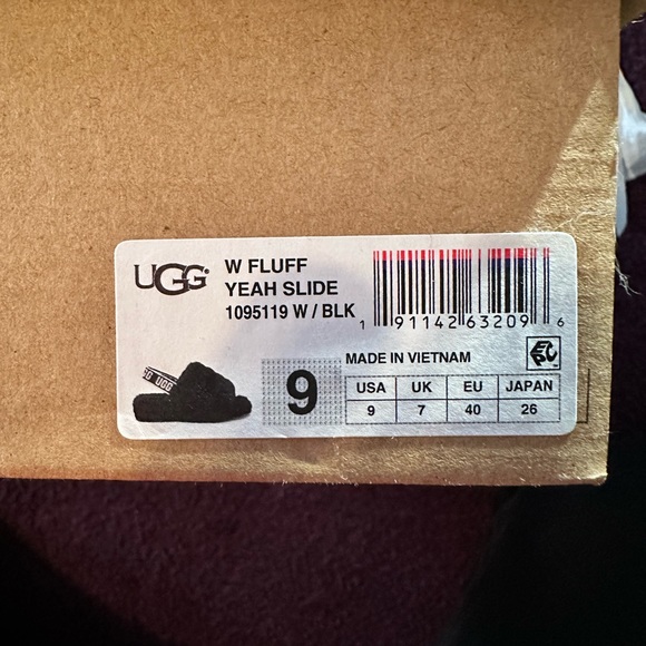 Women’s size 9 Black Ugg sandal with strap. - Picture 3 of 9